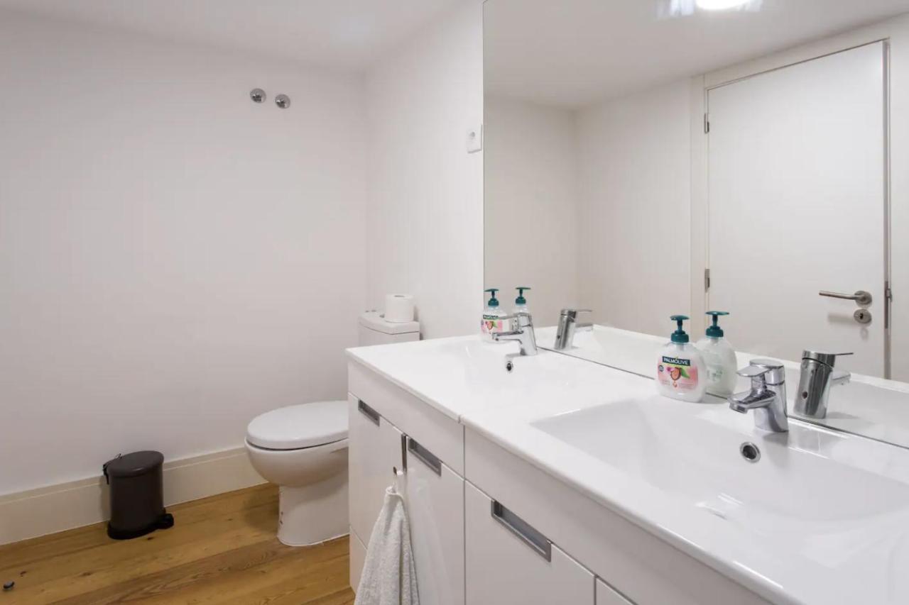 Beautiful 3-Story House In Chiado With A 40M² Private Terrace Apartment ลิสบอน ภายนอก รูปภาพ